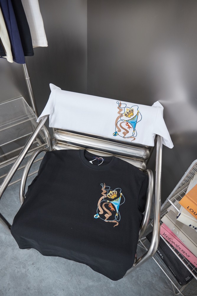 Louis Vuitton Luxury Brand Men Womens Short Sleeve T-Shirt Whatsapp 【+1-3239614486】