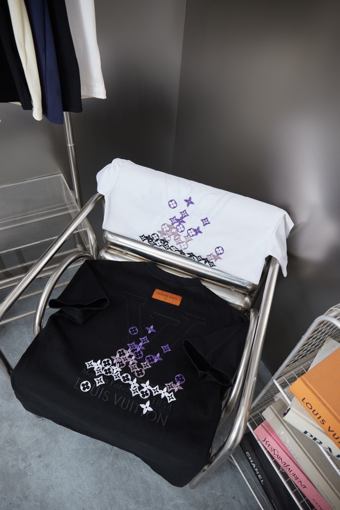 Louis Vuitton  Luxury Brand Men Womens Short Sleeve T-Shirt Whatsapp 【+1-3239614486】