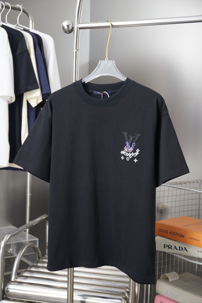 Louis Vuitton  Luxury Brand Men Womens Short Sleeve T-Shirt Whatsapp 【+1-3239614486】