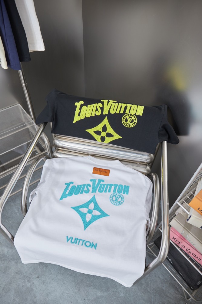 Louis Vuitton  Luxury Brand Men Womens Short Sleeve T-Shirt Whatsapp 【+1-3239614486】