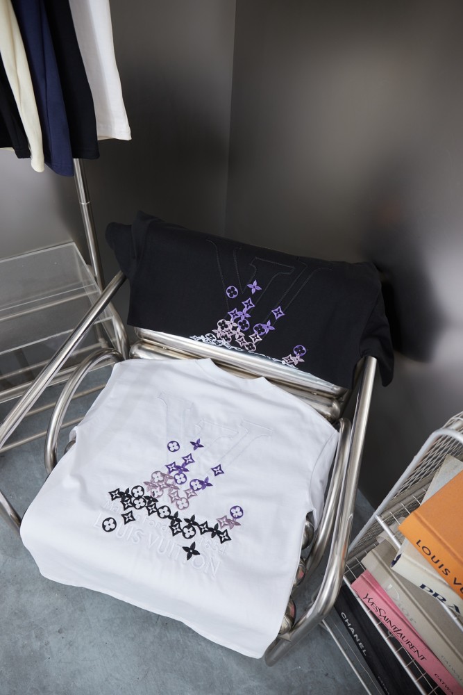 Louis Vuitton  Luxury Brand Men Womens Short Sleeve T-Shirt Whatsapp 【+1-3239614486】