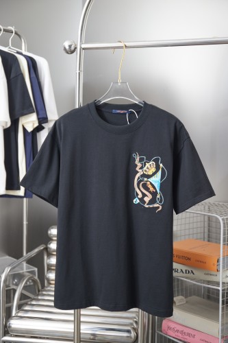 Louis Vuitton Luxury Brand Men Womens Short Sleeve T-Shirt Whatsapp 【+1-3239614486】