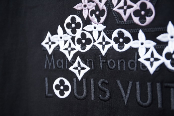 Louis Vuitton  Luxury Brand Men Womens Short Sleeve T-Shirt Whatsapp 【+1-3239614486】