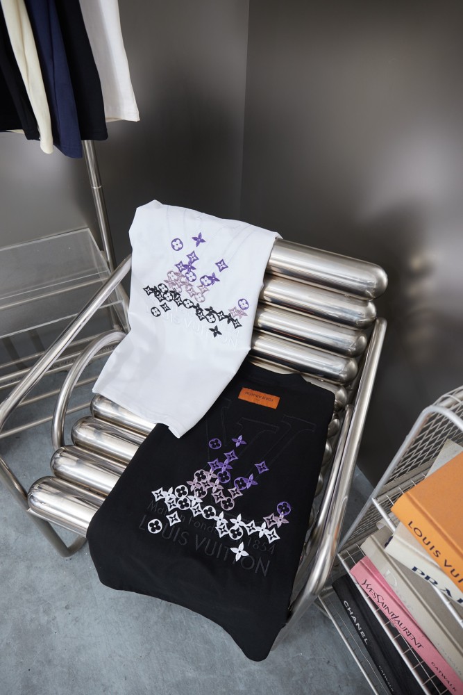 Louis Vuitton  Luxury Brand Men Womens Short Sleeve T-Shirt Whatsapp 【+1-3239614486】