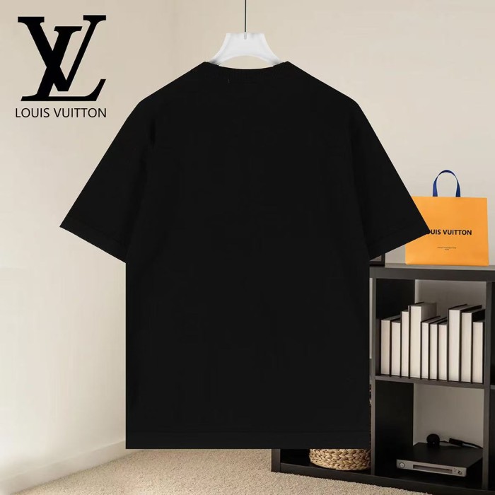 Louis Vuitton Luxury Brand Men Womens Short-Sleeved Crewneck Whatsapp 【+1-3239614486】