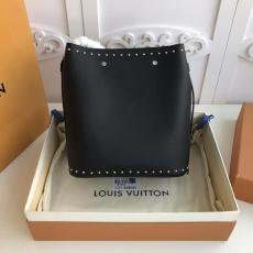 M43878 Louis vuitton/LV female lockme handbag feminine vintage tassel bucket bag adorned with iconic leather pendant