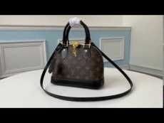 M53152 Louis Vuitton/LV ladies elegant monogram canvas portable crossbody bag equipped with aureate padlock at zipper toe