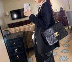 Chanel A088 vintage collection female quilted flap chain-strap shoulder bag capacious enough capacity for daily essentials 