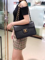 Chanel A088 vintage collection female quilted flap chain-strap shoulder bag capacious enough capacity for daily essentials 