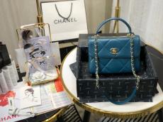 Chanel trendy CC 25 handbag  AS92236 quilted  vintage messenger crossbody bag with iconic Double-C twist fastener