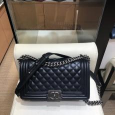 Chanel Le boy A067086 trendy quilted vintage flap messenger bag chain-strap crossbody bag in medium size 