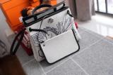 Hermes herbag 31 canvas  waterproof handbag contrast-color holiday traveling bag accompanied by practical back pocket 