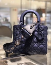 Dior enduring medium lady dior handbag casual quilted lightweight vacation traveling bag with matte embellished dior charm