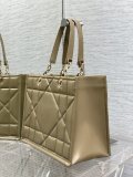 Dior Viber essential shopper tote capacious open shopping handbag casual beach tote with snap-buttle closure