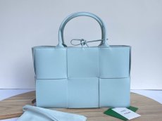 Bottega Veneta Medium intrecciato arco tote large shopper handbag holiday travel luggage bag Italy leather authentic quality 