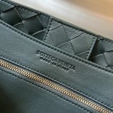 Bottega Veneta intrecciato medium Andiamo shoulder shopping tote holiday holdall carryall travel handbag Italy leather authentic quality  