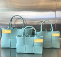 Bottega Veneta Medium Arco shopper handbag weekend getaway carryall travel luggage tote Italy leather 