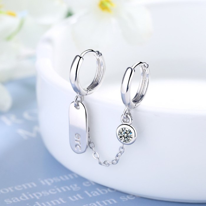 Single Short Elegant Double Pierced Ear Clip Square Earrings New Design Sense Non-Mainstream Normcore Short Ear Pendant XZE516