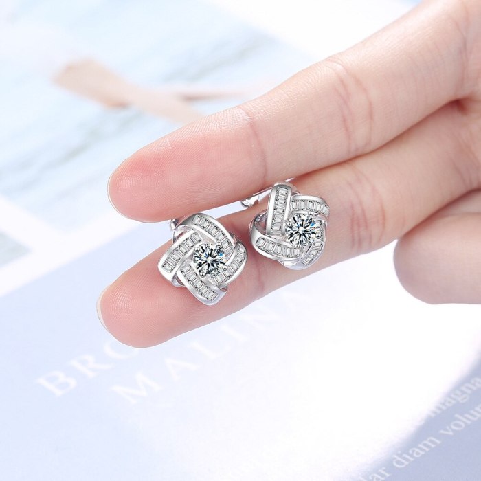 Rotating Ear Stud Women's Simple Net Red Normcore Style Cool Ins Wind Synthetic Zircon Fashion Ear Stud Ed874