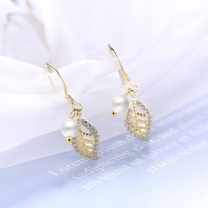 Gold Leaves Zircon Pearl Earrings New Fashion Ear Stud Female Temperament Simple Xzr532