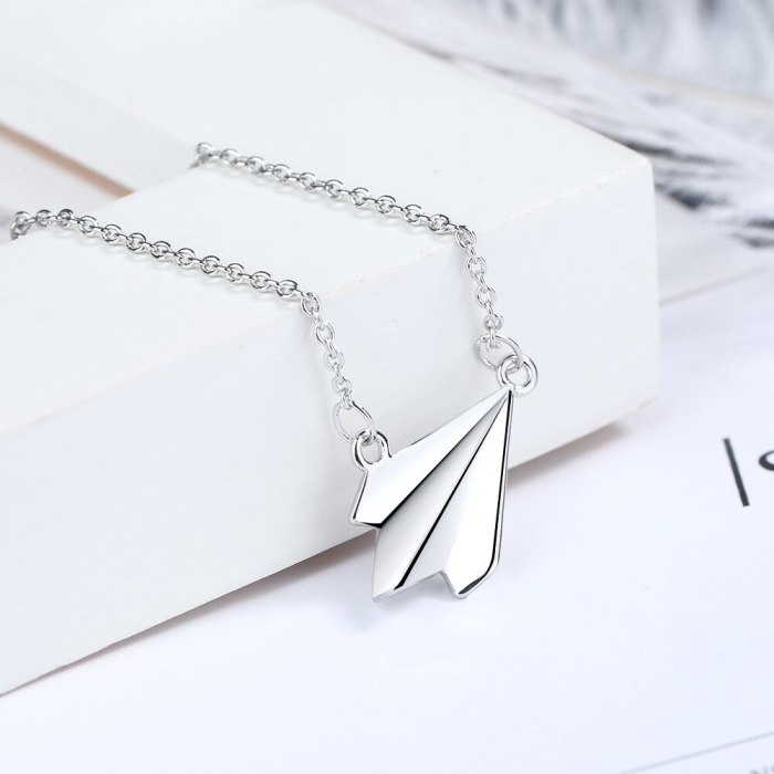 Paper Airplane Necklace Women's Japanese Style Simple Stars Childhood Necklace Airplane Short Clavicle Chain DZ510