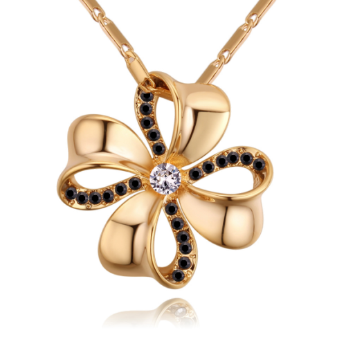 Four leaf flower necklace