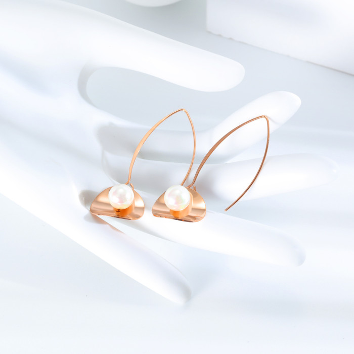 2020 New Japanese and Korean Pearl Earrings Female Ear Stud Elegant Synthetic Pearl Simple Geometric Ear Stud Gb570