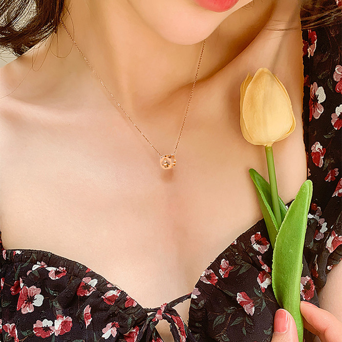 Korean Style Hollow Flower Stainless Steel Pendant Fashion Necklace Women Clavicle Chain Girlfriends Simple Ornament Gb1663