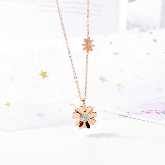 2020 New Style Simple Elegant Light Luxury Clavicle Chain Daisy Titanium Steel Necklace Women Girl Gift Gb1653