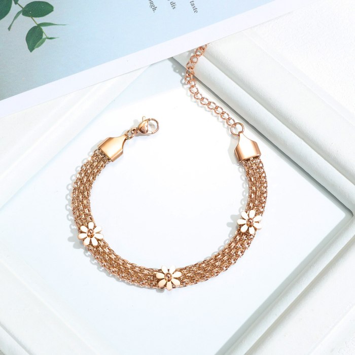 Popular Jewelry Simple Multi-Layer Rose Gold-Plated Flower Hand Jewelry Titanium Steel Women Daisy Bracelet Gb1040