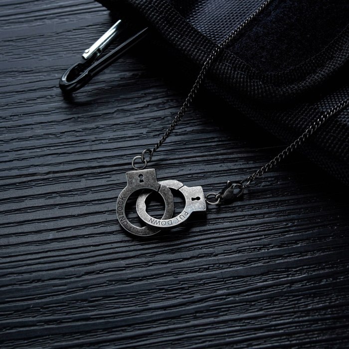 Trendy Vintage Cool Handcuff Pendant PUT DOWN European and American Stainless Steel Pendant Titanium Steel Men's Necklace Gb1582