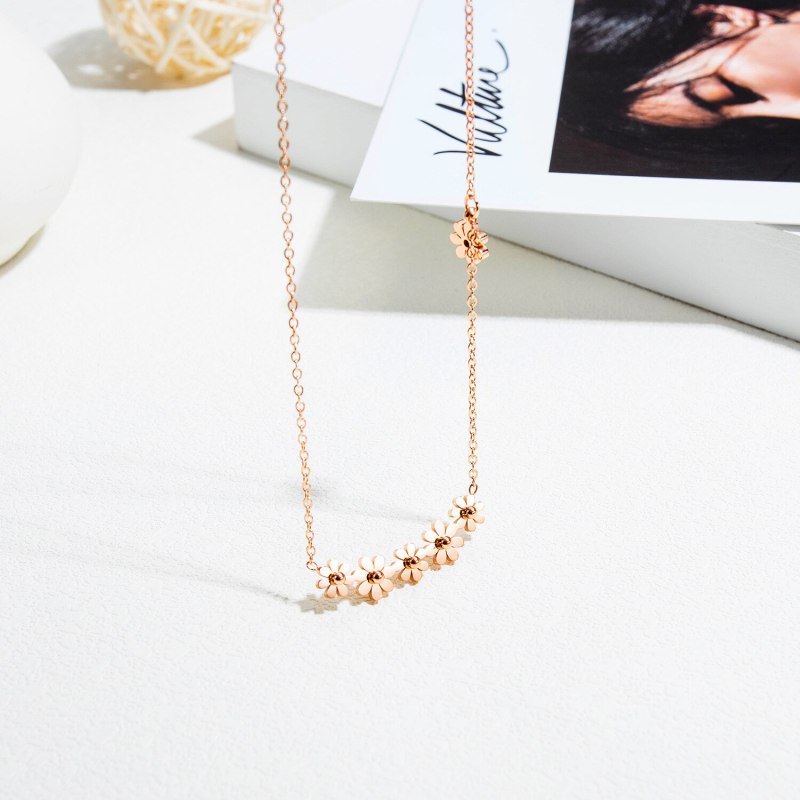 Fashion Hot Selling Six Small Daisies Stainless Steel Clavicle Chain Rose Gold Titanium Steel Women's Necklace Gb1606