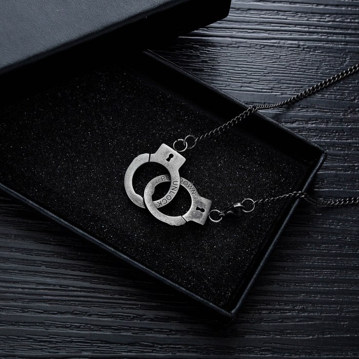 Trendy Vintage Cool Handcuff Pendant PUT DOWN European and American Stainless Steel Pendant Titanium Steel Men's Necklace Gb1582