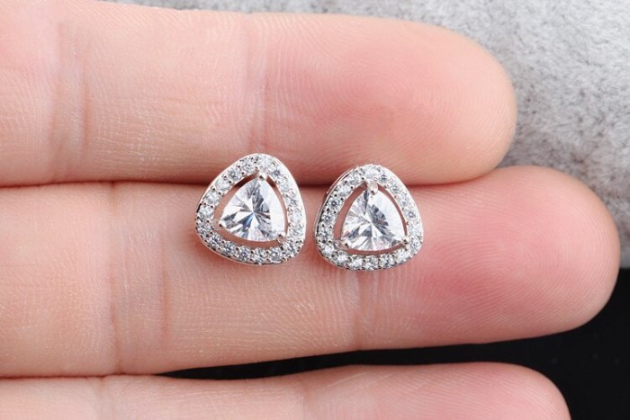 Triangle Stud Earring AAA Zircon Earrings 925 Sterling Silver Pin Environmentally Friendly Copper Inlaid Earring Qxwe703