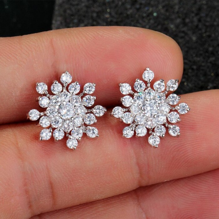 Full Diamond Snowflake Stud Earrings Super Shiny AAA Zircon Inlaid Ear Stud Plated Platinum Earrings Wholesale Qxwe675