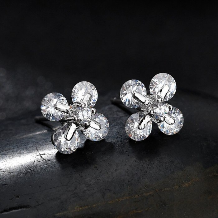 Small Flower  Stud Earrings Copper Inlaid Light Color Zircon Earrings Natural Simple Elegant Female Jewelry Earrings Qxwe453