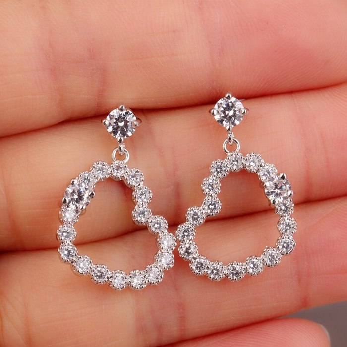 Lovely AAA Zircon Inlaid Stud Earrings Cutout Korean Style Earrings 925 Sterling Silver Ear Pin Girl Earrings Jewelry Qxwe886
