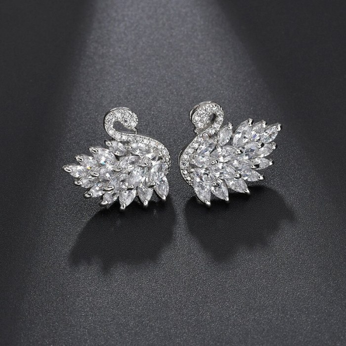 Korean-Style Stylish Cute Colorful Swan  Stud Earrings Zircon 925 Silver Pin Female Earrings  Jewelry  Qxwe1328