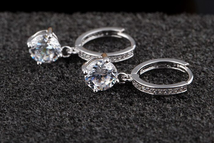 Classic Fashion Zircon Earrings Exquisite Super Shiny Diamond Set Ear Clip Round Zircon Stud Earrings  Qxwe832