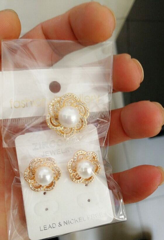 Plum Blossom Ear Stud Earrings AAA Zircon Inlaid Pearl Earrings Korean Fashion Jewelry Qxwe640