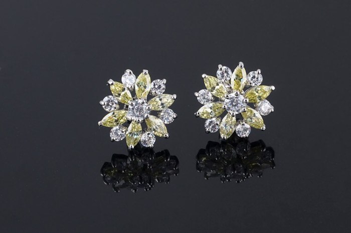 Zircon Earrings Korean Fashion Female Stud Earrings Cool All-match Snowflake Lover Earrings Jewelry Qxwe066
