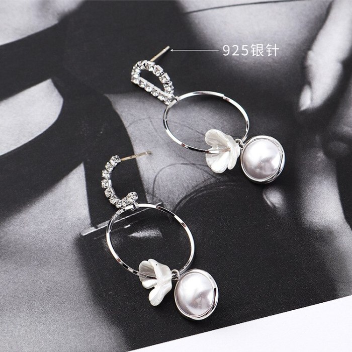 New Creative All-match CD Lettered Earrings Female Fashion Cool Flower Pearl Earrings Sterling Silver Stud Earrings 138991