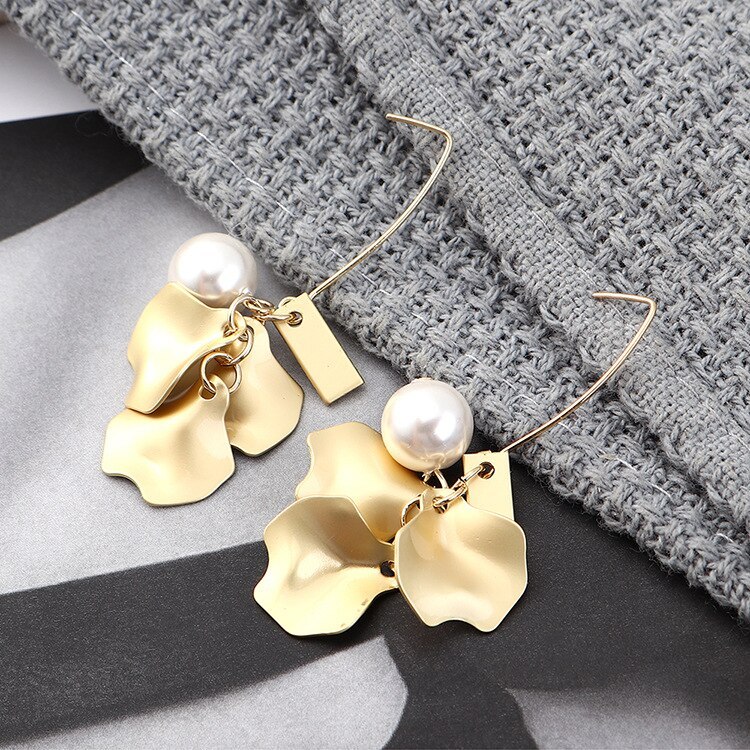 New Korean Fashion All-match Pearl Earrings Female Irregular Lotus Leaf Metal Stud Earrings 140023