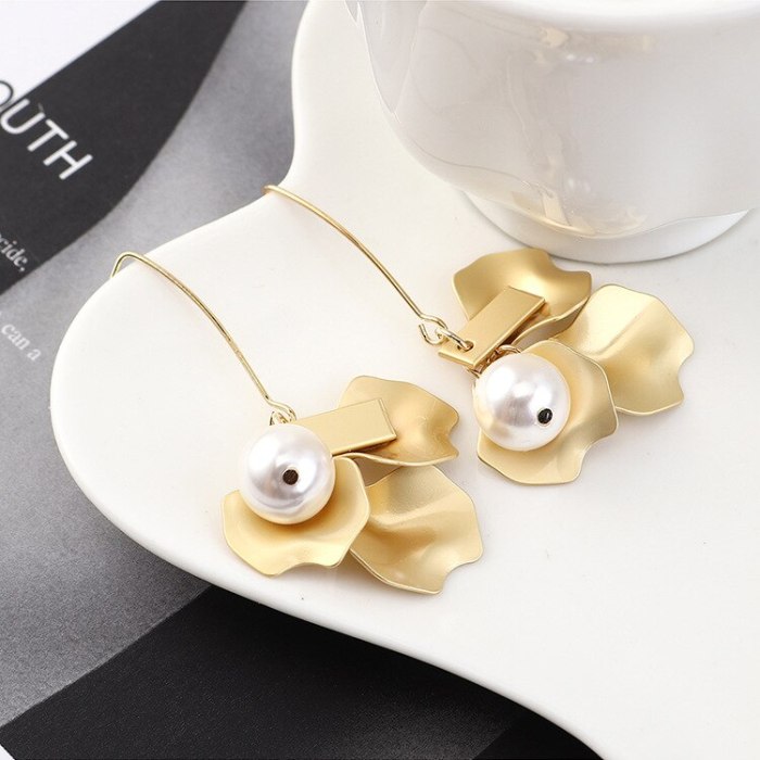 New Korean Fashion All-match Pearl Earrings Female Irregular Lotus Leaf Metal Stud Earrings 140023