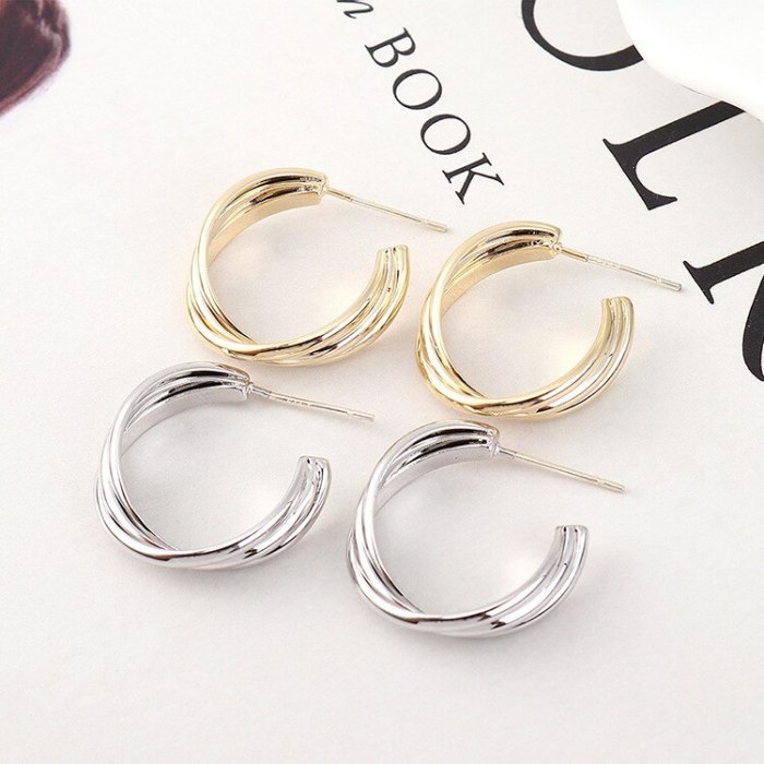 925 Sterling Silver Needle Retro Personality Cross-C-Shaped Stud Earrings Metal Wild Three Small Circle Earrings Jewelry 140128