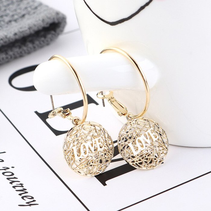 New European and American Fashion Cool Love Letter Earrings Female Simple Geometric Mesh Hollow Ear Rings 139829