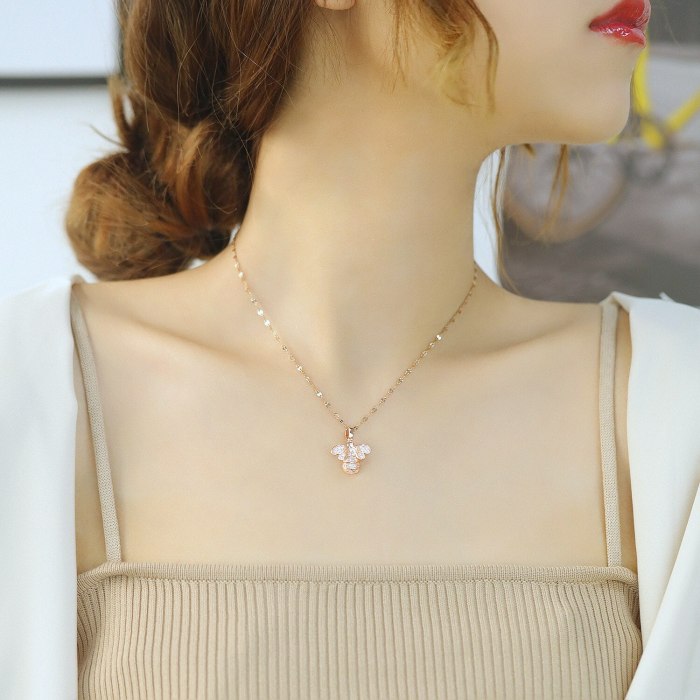 Korean Creative Small Bee Inlaid Diamond Pendant Clavicle Chain Titanium Steel Fashion Necklace Women Wholesale Gb012