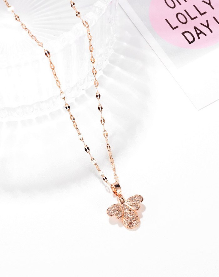 Korean Creative Small Bee Inlaid Diamond Pendant Clavicle Chain Titanium Steel Fashion Necklace Women Wholesale Gb012