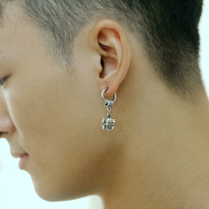 Personality Trendsetters Versatile Titanium Steel Skull Male Earrings Simple Street Hip Hop Students Stud Earrings Gb498