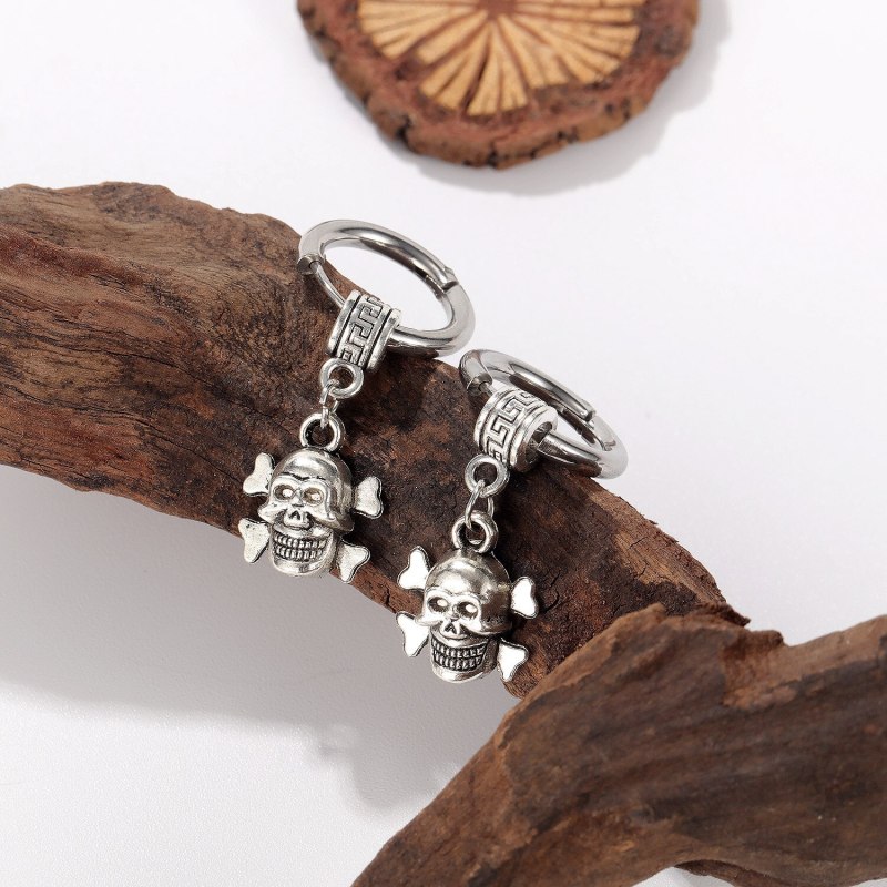 Personality Trendsetters Versatile Titanium Steel Skull Male Earrings Simple Street Hip Hop Students Stud Earrings Gb498